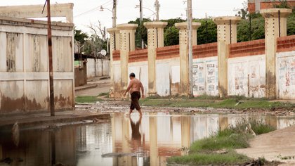 Un hombre camina en una calle inundada por las fuertes lluvias en Maracaibo (EFE/ Henry Chirinos) 