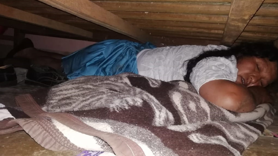 La alcaldesa de Sipe Sipe, María Heredia, escondida debajo de una cama. Ángela Nogales