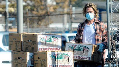 Brad Pitt repartió alimentos a familias de bajos recursos en Los Ángeles (The Grosby Group)
