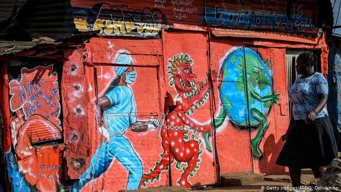 Grafiti que tiene como motivo al coronavirus, en Kenia.