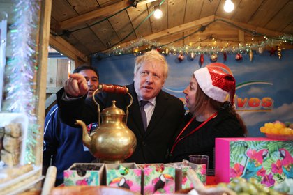 Boris Johnson quiere celebrar la Navidad, pero antes tendrá que lidiar con el coronavirus (REUTERS/Hannah McKay)