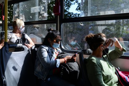 Personas con barbijo en el transporte público (REUTERS/Ana Ferreira)