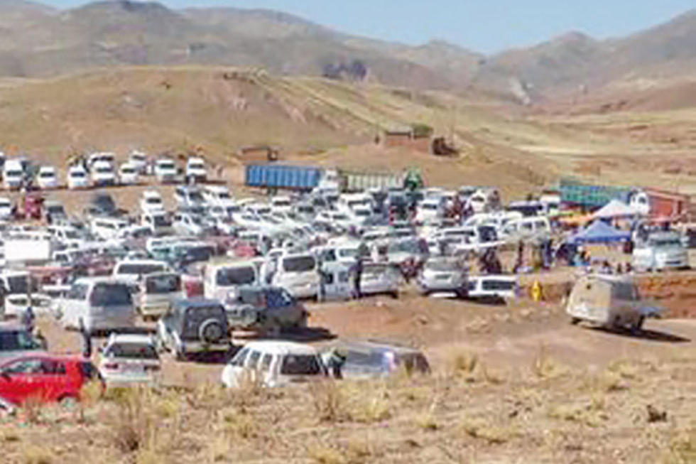 Comunarios intervienen feria de chutos en Pampa Colorada