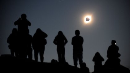 Las personas con gafas protectoras observan el eclipse solar sobre La Higuera, Chile, el pasado 2 de julio de 2019. La próxima vez que se dejará ver un fenómeno igual será en el hemisferio sur, donde será visto con privilegio en Chile y Argentina (Victor Ruiz Caballero / The New York Times)