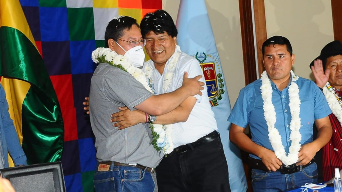 El presidente de Bolivia, Luis Arce Catacora abrazando al expresidente Evo Morales en un ampliado del MAS en Cochabamba. Noé Portugal