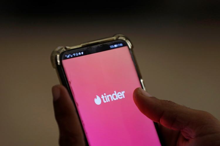 Según su página oficial, Tinder genera más de 26 millones de “matches” por día. Sin embargo, hay que utilizarlo con precaución (REUTERS/Akhtar Soomro)