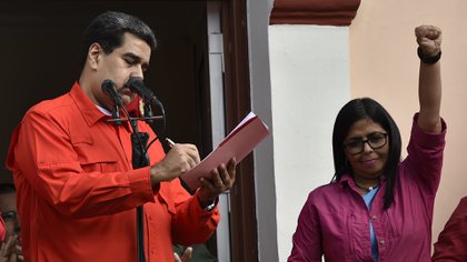 ARCHIVO FOTOGRÁFICO: Nicolás Maduro, junto a la vicepresidente venezolana Delcy Rodríguez, firma un documento mediante el cual su gobierno rompe las relaciones diplomáticas con Estados Unidos, en Caracas el 23 de enero de 2019 (Foto de Luis ROBAYO / AFP)