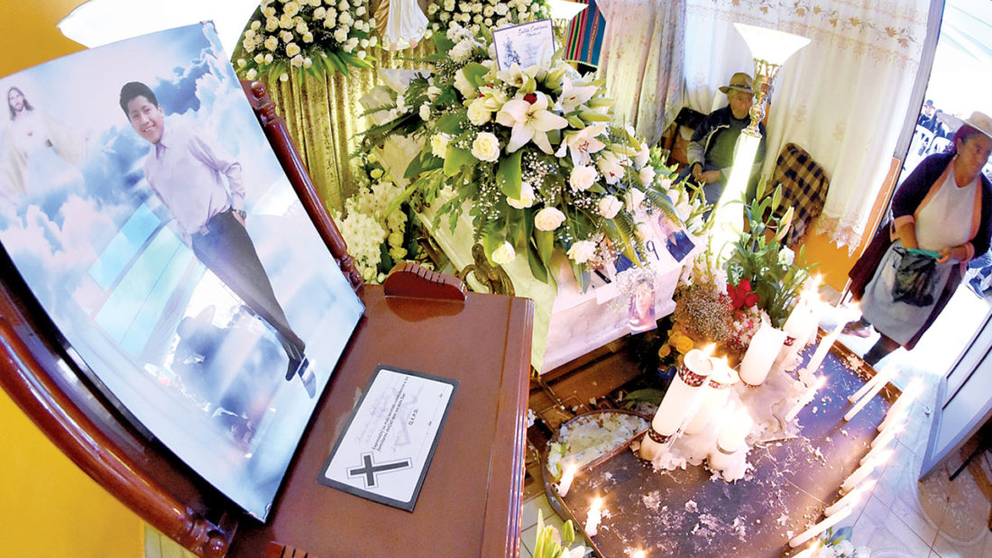 Familiares y vecinos velan los restos de Limber Guzmán en su domicilio particular en Alto Cochabamba, el 7 de noviembre de 2019. Dico Solís 