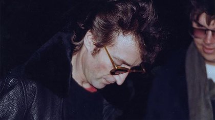 John Lennon firmándole el autógrafo a su asesino.
