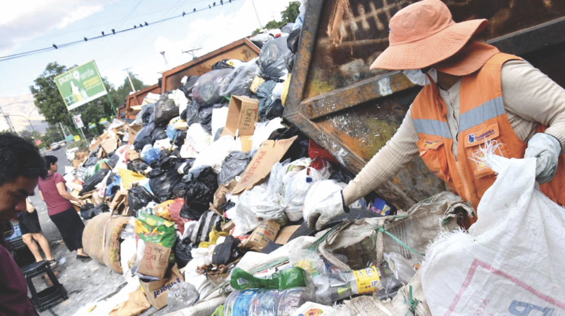 Trabajadora de EMSA recoge basura en la avenida Humboldt. | Ayar Wari