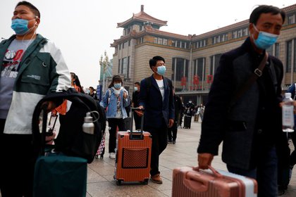 Viajeros en la estación de tren de Pekín, China. 9 de octubre de 2020. REUTERS/Thomas Peter