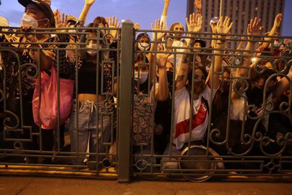 Foto de archivo. La gente levanta los brazos durante un minuto de silencio por las personas que murieron en las recientes protestas callejeras, durante una manifestación contra el Congreso y por un cambio en la constitución del país, en Lima, Perú, el 21 de noviembre de 2020. REUTERS / Sebastian Castaneda