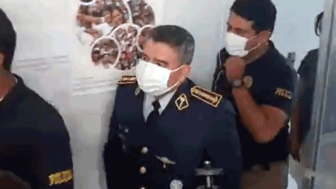 El comandante de la Guarnición de Cochabamba, general Alfredo Cuéllar el momento en que fue trasladado a dependencias policiales. Captura BTV