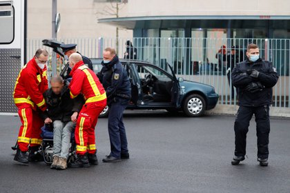 El hombre fue de inmediato detenido por los servicios de seguridad, (REUTERS/Fabrizio Bensch)