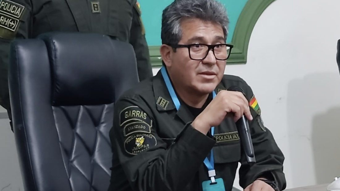 El comandante de la Policía de Cochabamba, Maximiliano Dávila, en conferencia de prensa. Noé Portugal 