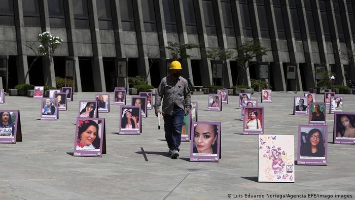 Acción contra el feminicidio en Medellín, Colombia en el Día Internacional de la Eliminación de la Violencia contra la Mujer 2020.