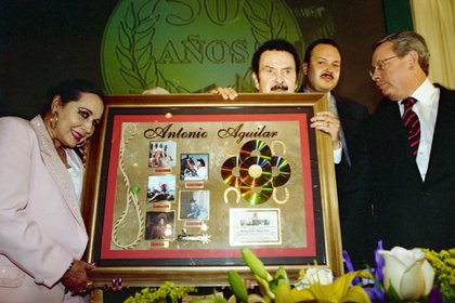 En 2000 se llevó a cabo un homenaje al "charro de México" en Zacatecas, donde su esposa lució muy sonriente (Foto: Cuartoscuro)