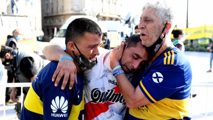 Hinchas de Boca y de River, desconsolados. El mundo llora a Maradona (Foto: Maximiliano Luna)