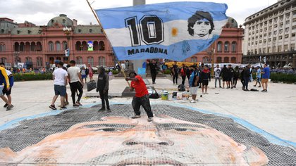 Afuera de la Casa de Gobierno, miles de personas esperan brindarle el último adiós a Diego Armando Maradona (Maximiliano Luna)