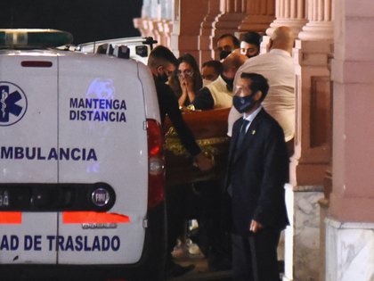 A primera hora de la madrugada los restos del ídolo mundial llegaron a Casa Rosada (Foto: Reuters)
