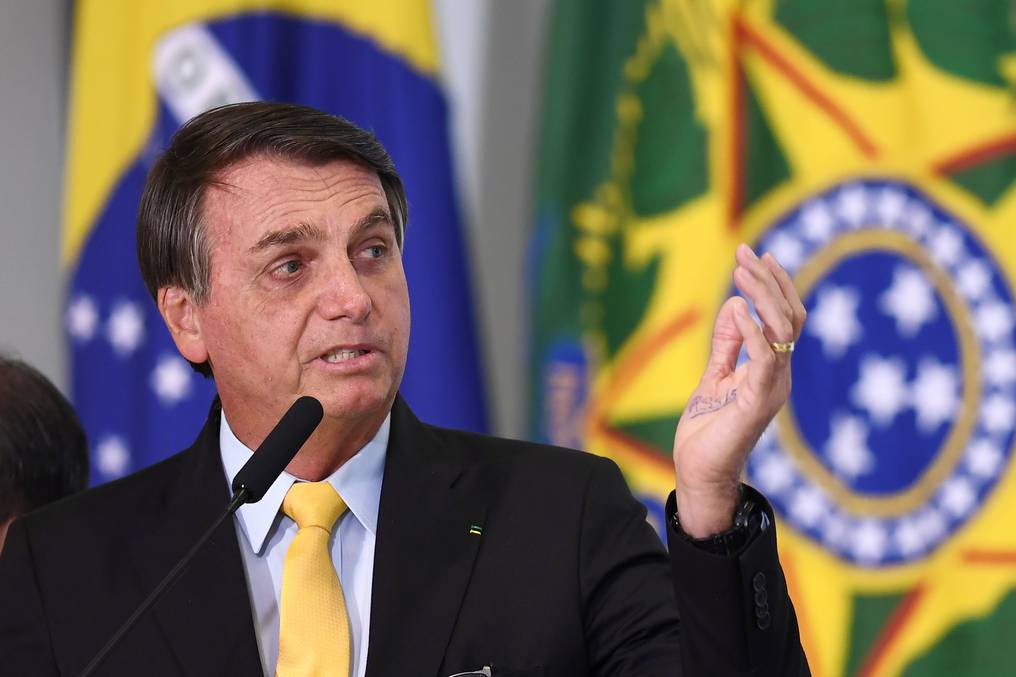 El mandatario brasileño enfrenta críticas por su manejo de la pandemia, la que minimiza, en tanto se opone a medidas de confinamiento y promociona la droga hidroxicloroquina. Foto: AFP.