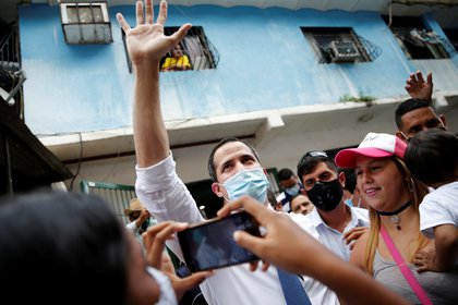 Juan Guaido saluda a sus seguidores en el barrio de bajos ingresos de Santa Cruz del este en Caracas, Venezuela, el 24 de noviembre de 2020 (REUTERS/Manaure Quintero)