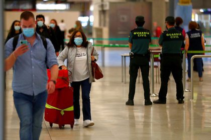 Imagen de archivo de agentes de la Guardia Civil observando la llegada de pasajeros al aeropuerto de Barajas de Madrid, España. 21 junio 2020. REUTERS/Sergio Pérez