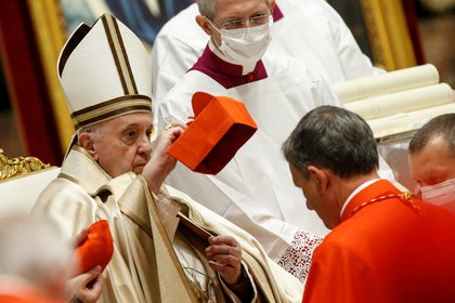 Mario Grech de Malte reçoit sa barrette alors qu'il est nommé cardinal par le pape François, au cours d'une cérémonie de consistoire à la basilique Saint-Pierre du Vatican, le 28 novembre 2020. Fabio Frustaci/Pool via REUTERS