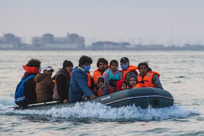 Un grupo de migrantes tratan de atravesar el Canal de la Mancha 