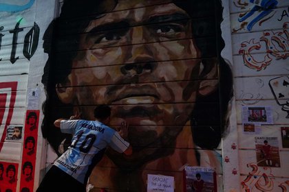 Un fanático besa el mural de Diego en el estadio de Argentinos (Franco Fafasuli) 