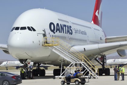  En esta foto de archivo del 6 de julio de 2020, un Airbus A380 de Qantas llega al Aeropuerto de Logística del Sur de California en Victorville, California. (Foto AP / Matt Hartman, archivo)