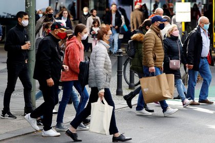 Personas haciendo compras en la calle Schloss Strasse de Berlin (REUTERS/Fabrizio Bensch)