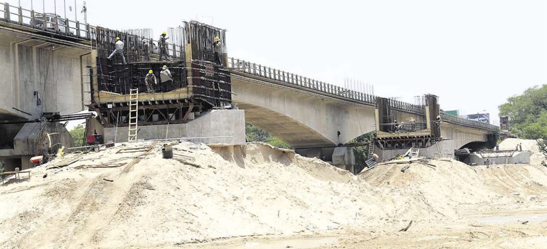 Puente paralelo en construcción en el Urubó/Foto: Fuad Landívar