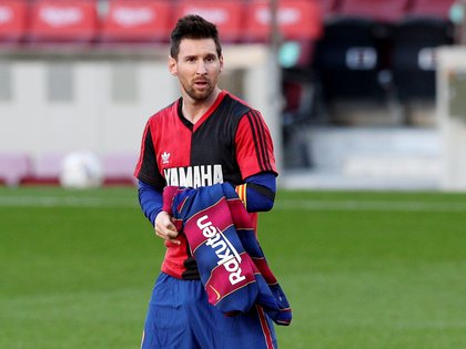 Lionel Messi recibió una tarjeta amarilla por sacarse la remera 