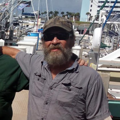 Stuart Bee, de 62 año, fue encontrado con vida cerca de la costa este de la Florida (@USCGSoutheast)