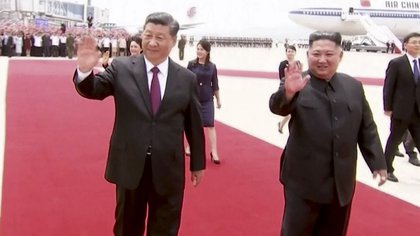 El presidente de China Xi Jinping y el líder norcoreano Kim Jong-un (CCTV via AP/Archivo)