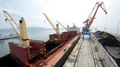 Un buque norcoreano es cargado con carbón durante la ceremonia de apertura de un nuevo muelle en el puerto norcoreano de Rajin (Reuters/Archivo)