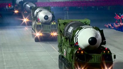 Misiles balísticos interncontinentales durante un reciente desfile militar en Pyongyang (KCNA/AFP)