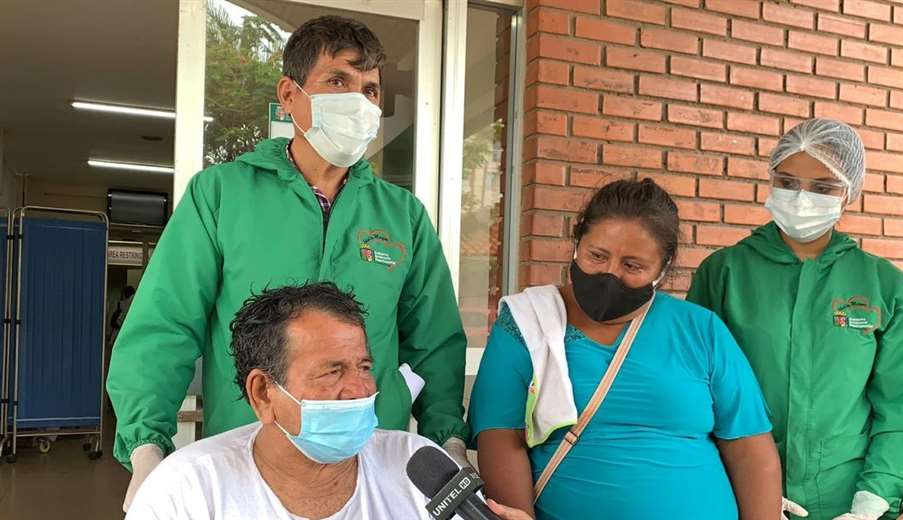 Santos Pedraza al momento de salir del Hospital Japonés.  Foto: redes sociales