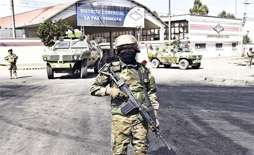 El Gobierno transitorio denunció el intento de tomar violentamente la planta en El Alto. Los militares custodian las instalaciones estratégicas. Foto: AFP