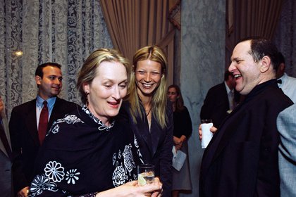 Meryl Streep, Gwyneth Paltrow y Harvey Weinstein es una fiesta de Miramax tras los premios Oscar (Shutterstock)