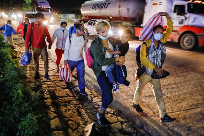 Hondureños participan en una nueva caravana de migrantes hacia los Estados Unidos, al salir de San Pedro Sula el 9 de diciembre de 2020. REUTERS/Jose Cabezas