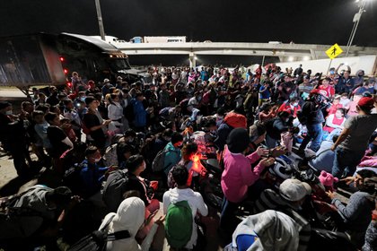 Hondureños rezan antes de partir en la nueva caravana de migrantes en San Pedro Sula el 9 de diciembre de 2020. REUTERS/Yoseph Amaya