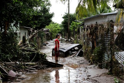 Imagen de archivo. Una mujer se encuentra fuera de su casa dañada por las fuertes lluvias causadas por el huracán Eta, en Pimienta, Honduras. 6 de noviembre de 2020. REUTERS / Jorge Cabrera