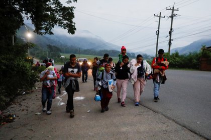 Hondureños participan en la caravana migrante, que se dirige a los Estados Unidos, en Cofradía, Honduras, el 10 de diciembre de 2020. REUTERS/Jose Cabezas
