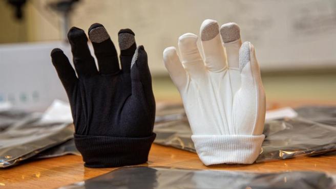 Vista de dos guantes fabricados por JMP Ingenieros.