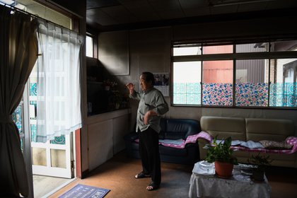 Ichio Kuro, un barbero, dentro de su tienda vacía en Gojome, Prefectura de Akita, Japón, el viernes 6 de septiembre de 2019 (Bloomberg)