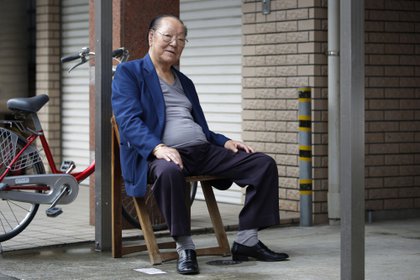 Kaoru Ishiyama, un jubilado de 82 años, posa para una fotografía fuera de una clínica ortopédica en Kawasaki, en la prefectura de Kanagawa, el 11 de julio de 2014 (Bloomberg)