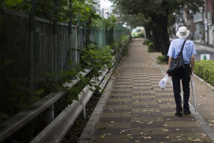 Un hombre camina por la calle en el distrito Sugamo de Tokio, Japón, el lunes 15 de septiembre de 2016. La proporción de japoneses envejecidos ha estado aumentando constantemente durante décadas (Bloomberg)