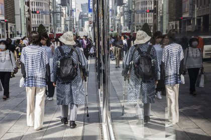 Los peatones se reflejan en las ventanas del distrito de Ginza en Tokio, Japón, el viernes 25 de mayo de 2018 (Bloomberg)